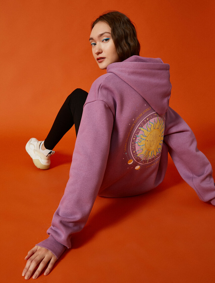 Pamuklu Kapüşonlu Cepli Baskılı Sweatshirt
